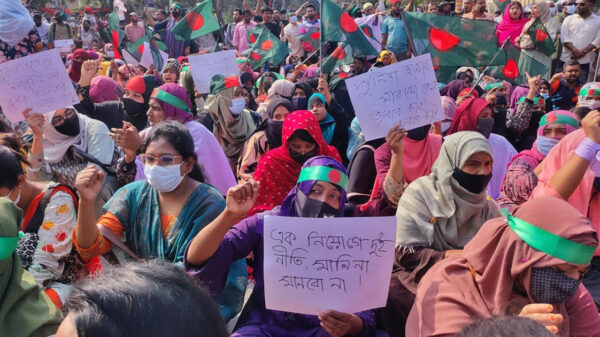 আন্দোলনের ১১তম দিনেও শাহবাগে অনড় প্রাথমিকের শিক্ষকেরা