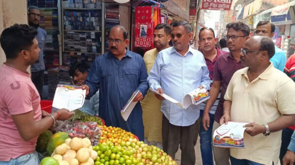 রমজানে দ্রব্যমূল্য স্বাভাবিক রাখতে ব্যবসায়ীদের লিফলেট বিতরণ