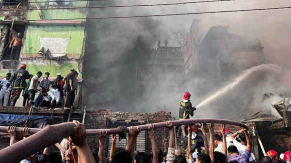 রাজধানীর ইসলামবাগে আগুন, নিয়ন্ত্রণে ৮ ইউনিট