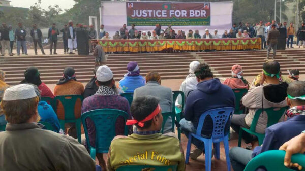 ৬ দাবিতে শহীদ মিনারে অবস্থান কর্মসূচি পালন করছেন চাকরিচ্যুত বিডিআর সদস্যরা। মঙ্গলবার (১১ ফেব্রুয়ারি) সকাল থেকে কেন্দ্রীয় শহীদ মিনারে চাকরিচ্যুত বিডিআর সদস্য ও তাদের পরিবারের সদস্যরা অবস্থান নিয়েছেন।