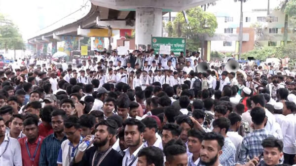 তেজগাঁওয়ে পলিটেকনিক শিক্ষার্থীদের সড়ক অবরোধ, যানজটে সীমাহীন দুর্ভোগ