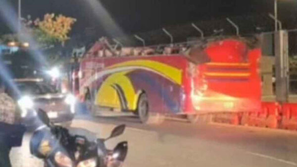 সংঘর্ষে ছাদ উড়ে গেলেও বাস চালিয়ে গেলেন চালক, ভিডিও ভাইরাল