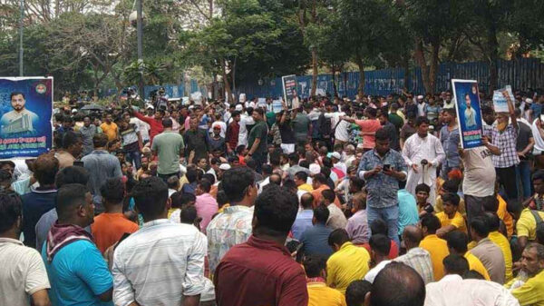 ইশরাককে মেয়র পদে বসানোর দাবিতে ২য় দিনের মতো সড়কে অবস্থান
