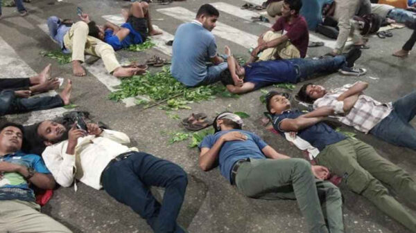 কাকরাইল মোড়ে এখনও জবির আন্দোলনকারী শিক্ষার্থীরা