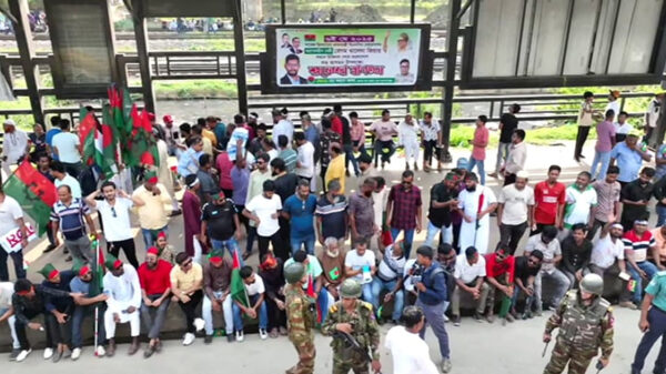 খালেদা জিয়াকে স্বাগত জানাতে বিমানবন্দরে নেতাকর্মীদের ঢল