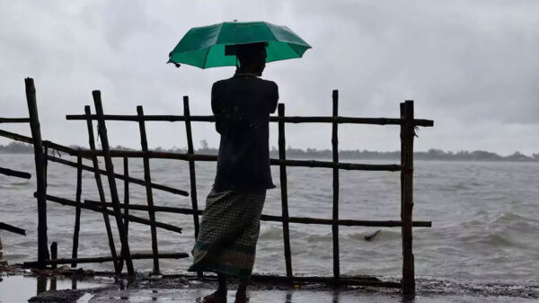 দুপুরের মধ্যে ৭ অঞ্চলে ৬০ কিমি বেগে ঝড়
