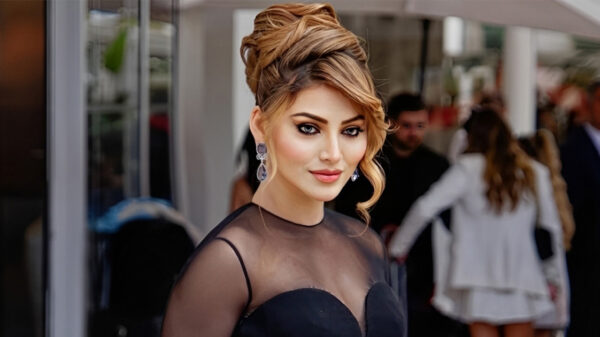 বিতর্কের মাঝে উর্বশী বললেন ‘মা আমার অনুপ্রেরণা’