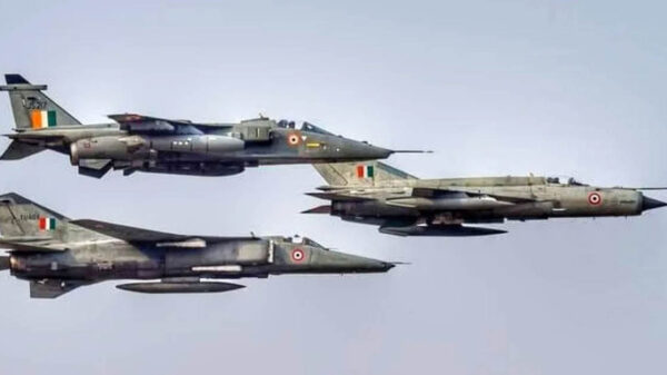 ভারত-শাসিত কাশ্মিরে ৩টি যুদ্ধবিমান বিধ্বস্ত হয়েছে রয়টার্স