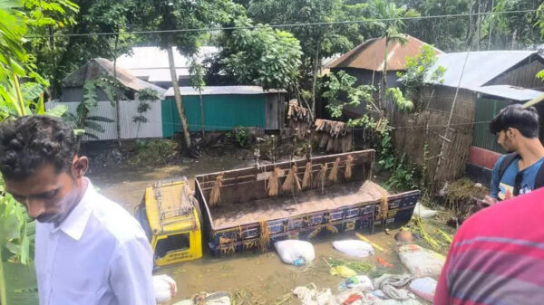 রাজবাড়ীতে গরুবোঝাই ট্রাক উল্টে ২ ব্যবসায়ী নিহত