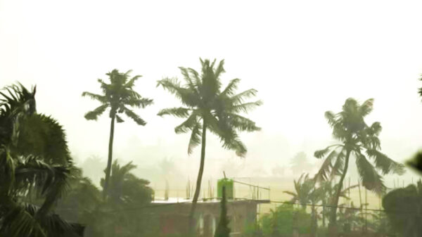 রাতের মধ্যেই ১৮ অঞ্চলে হতে পারে ঝড়