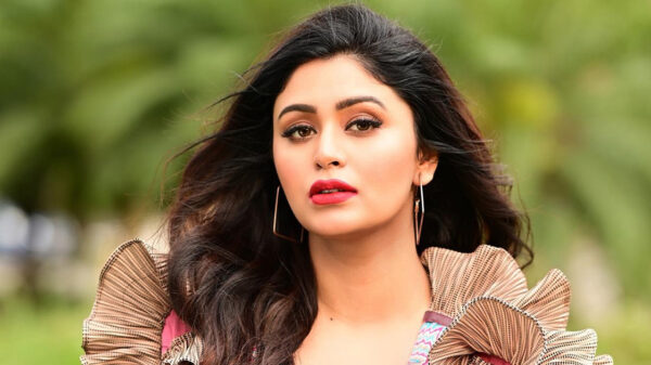 শ্বশুরবাড়িতে গিয়ে প্রতিবেশীকে দেখে চমকে গেলেন ঋতাভরী!
