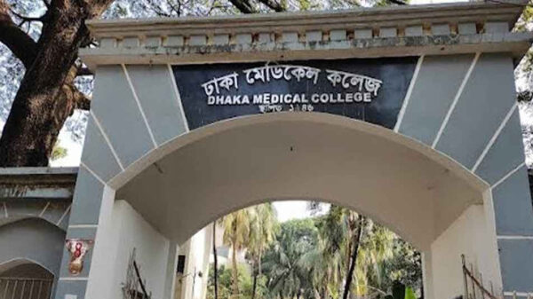 অনির্দিষ্টকালের জন্য বন্ধ ঘোষণা ঢাকা মেডিকেল কলেজ