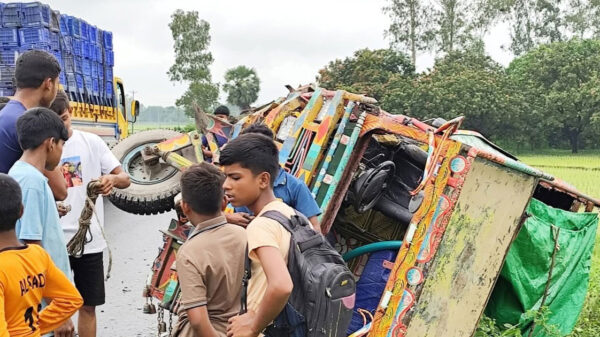 নওগাঁয় পিকআপ-ভটভটি সংঘর্ষে নিহত এক