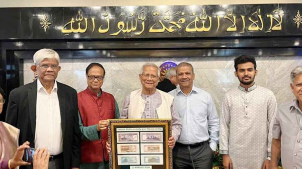 প্রধান উপদেষ্টার কাছে নতুন নোটের ছবি হস্তান্তর
