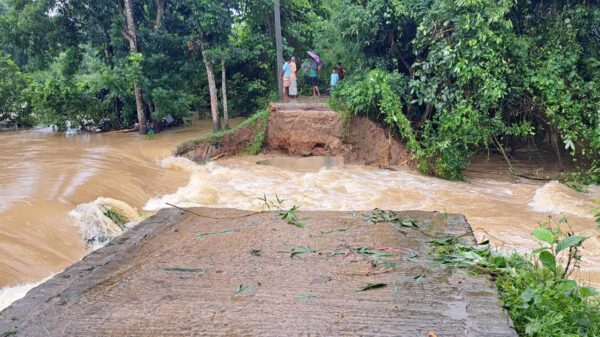ফেনীতে মুহুরী নদীর বাঁধ ভেঙে লোকালয়ে ঢুকছে পানি