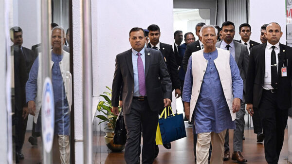 যুক্তরাজ্য সফর শেষে দেশে ফিরলেন প্রধান উপদেষ্টা