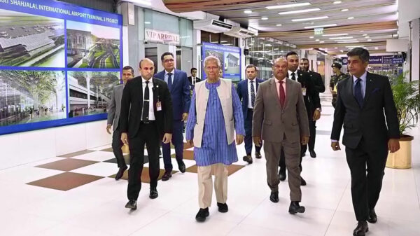 যুক্তরাজ্যের উদ্দেশে দেশ ছাড়লেন প্রধান উপদেষ্টা