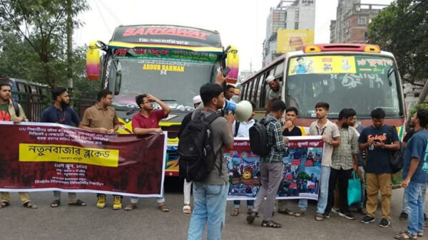 রাজধানীর নতুনবাজারে সড়ক অবরোধ ইউআইইউ শিক্ষার্থীদের