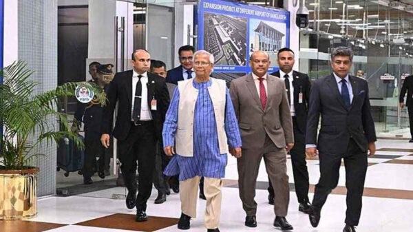 লন্ডন পৌঁছে হোটেল ল‌বিতেই একাধিক বৈঠক করবেন ড. ইউনূস