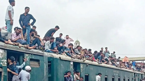 শেষ মুহূর্তে কমলাপুরে উপচে পড়া ভিড়