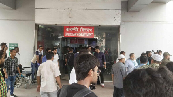উত্তরায় বিমান বিধ্বস্তে নিহত ১, দগ্ধ ২৫ জনকে নেয়া হয়েছে বার্ন ইউনিটে