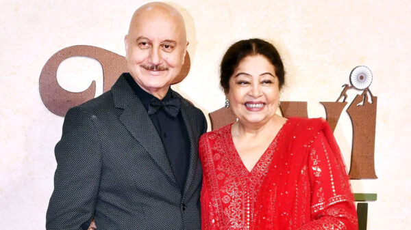 এক ছাদের নিচে থাকলেও আলাদা থাকেন অনুপম-কিরণ দম্পতি!