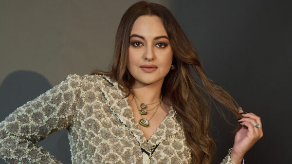 এয়ারপোর্টে স্বামীর গায়ে হাত তুললেন সোনাক্ষী!