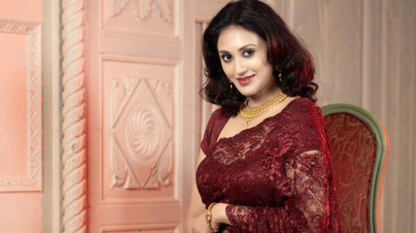 নেটিজেনদের নজর কেড়েছে কুসুম শিকদার