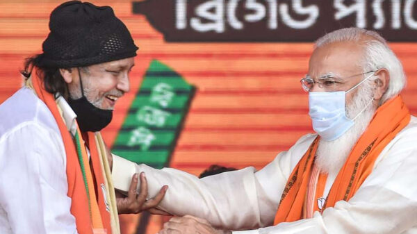 বয়সে ছোট মোদির পা ছুঁতে গেলেন মিঠুন, এরপর যা ঘটল