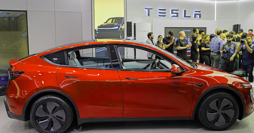 ভারতে নিজেদের প্রথম শোরুম উদ্বোধন করেছে মার্কিন বৈদ্যুতিক গাড়ি নির্মাতা প্রতিষ্ঠান টেসলা।
