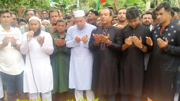 শহীদ আবু সাঈদের কবরে ছাত্রদলের শ্রদ্ধা নিবেদন