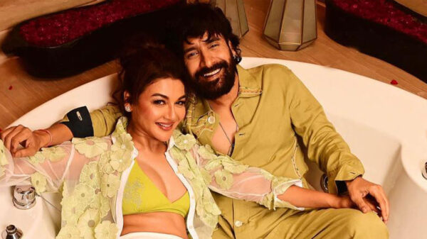 সহশিল্পীর সঙ্গে রোম্যান্টিক পোজ, চমকে দিলেন জয়া!