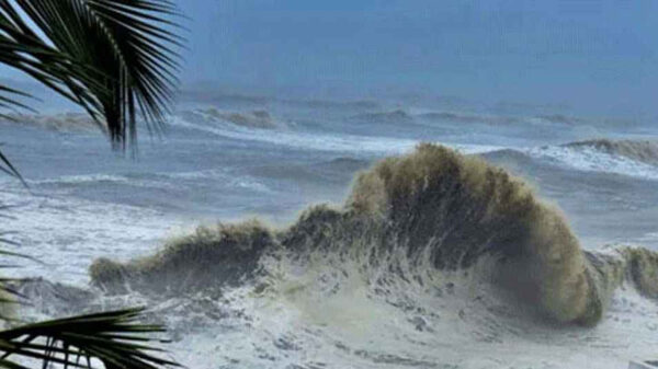 সাগর উত্তাল, ১৫ জেলায় জলোচ্ছ্বাসের শঙ্কা
