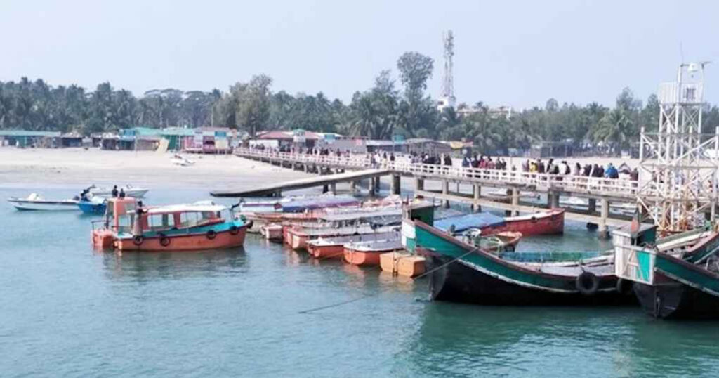 সেন্টমার্টিনে নৌযান চলাচল বন্ধ, দেখা দিয়েছে খাবার সংকট