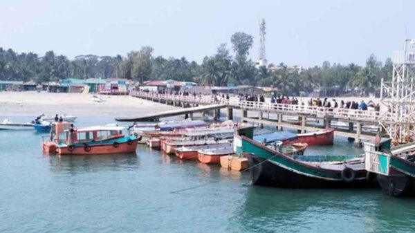 সেন্টমার্টিনে নৌযান চলাচল বন্ধ, দেখা দিয়েছে খাবার সংকট