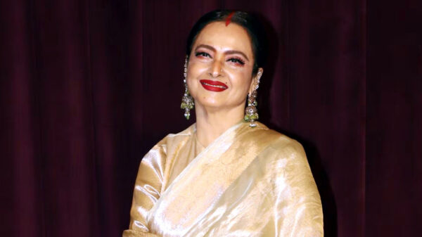 ৭০ বছরেও তরুণী রেখা, যেভাবে ত্বকের যত্ন নেন অভিনেত্রী
