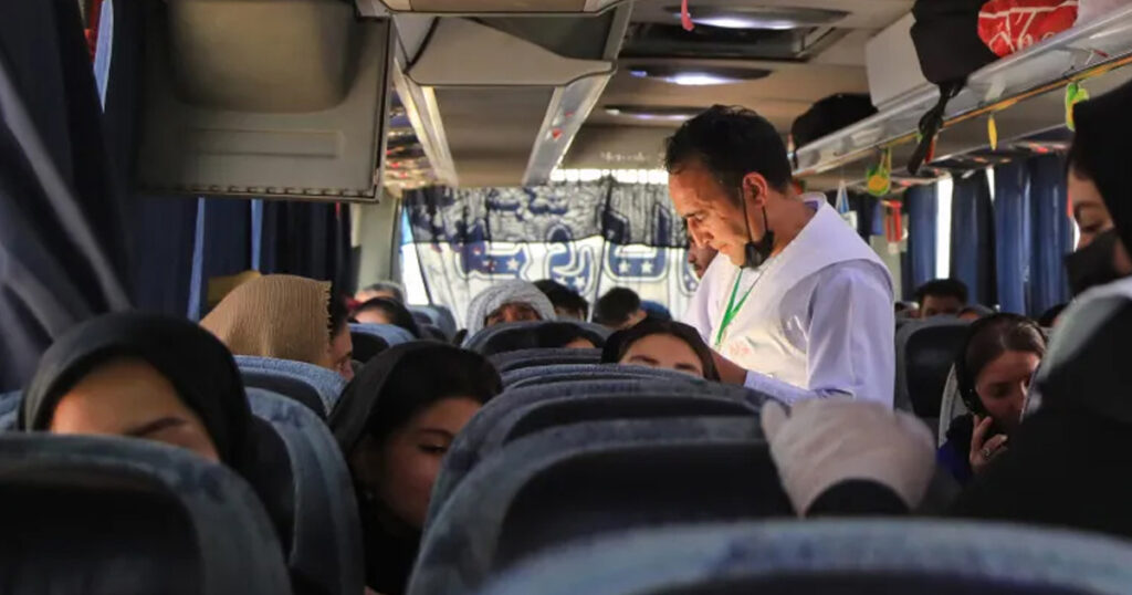 ইরান থেকে বিতাড়িত আফগান শরণার্থীদের বাস দুর্ঘটনার কবলে, নিহত ৭১