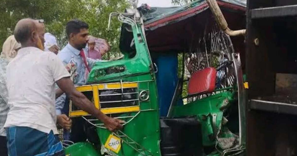 কক্সবাজারে অটোরিকশায় ট্রেনের ধাক্কা, প্রাণ গেল চারজনের কক্সবাজারে অটোরিকশায় ট্রেনের ধাক্কা, প্রাণ গেল চারজনের