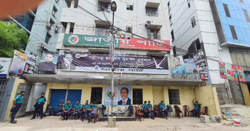 কাকরাইলে জাপার কার্যালয়ের সামনে পুলিশের অবস্থান কাকরাইলে জাপার কার্যালয়ের সামনে পুলিশের অবস্থান