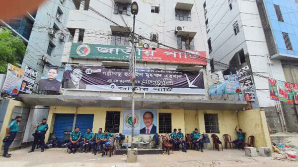 কাকরাইলে জাপার কার্যালয়ের সামনে পুলিশের অবস্থান