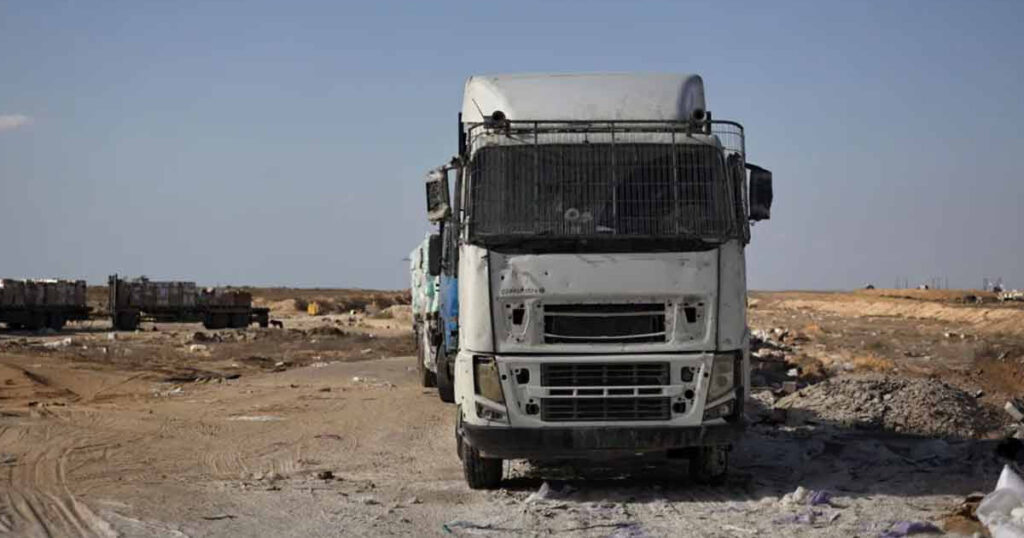 গাজায় ত্রাণের ট্রাক উল্টে প্রাণ গেল অন্তত ২৫ জনের