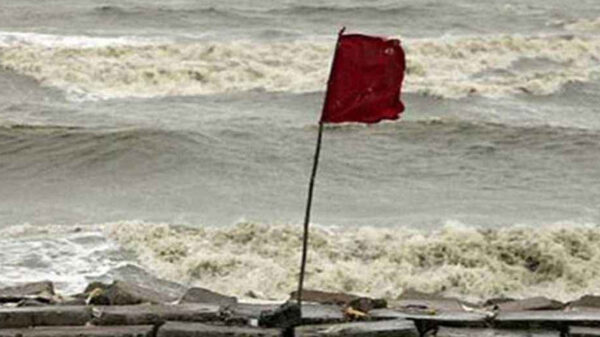 চার সমুদ্রবন্দরে ৩ নম্বর সতর্ক সংকেত