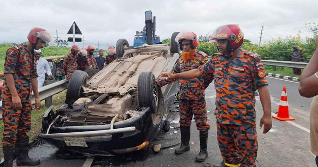 ঢাকা-মাওয়া এক্সপ্রেসওয়েতে প্রাইভেটকার উল্টে নিহত ৩