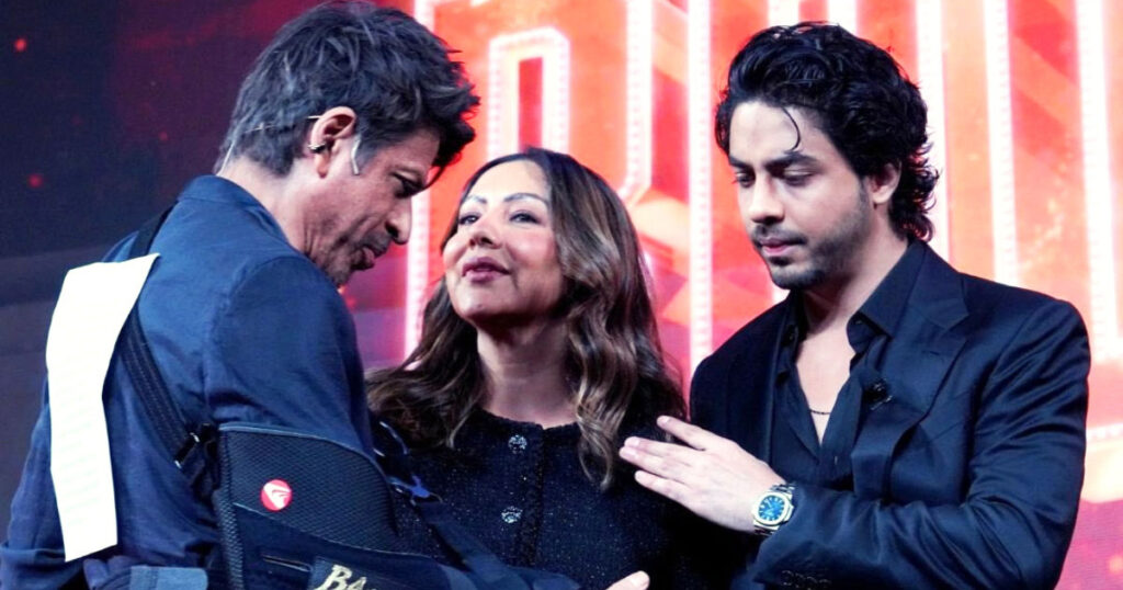 দেড় কোটির ঘড়ি হাতে আরিয়ান, শাহরুখেরটা আরও দামি! দেড় কোটির ঘড়ি হাতে আরিয়ান, শাহরুখেরটা আরও দামি!