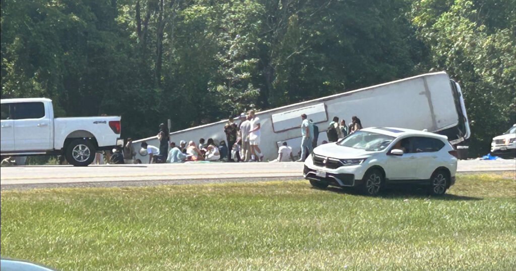 নিউইয়র্কে পর্যটকবাহী বাস উল্টে নিহত ৫