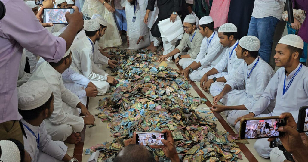 পাগলা মসজিদের দানবাক্সে এবার মিলেছে ৩২ বস্তা টাকা