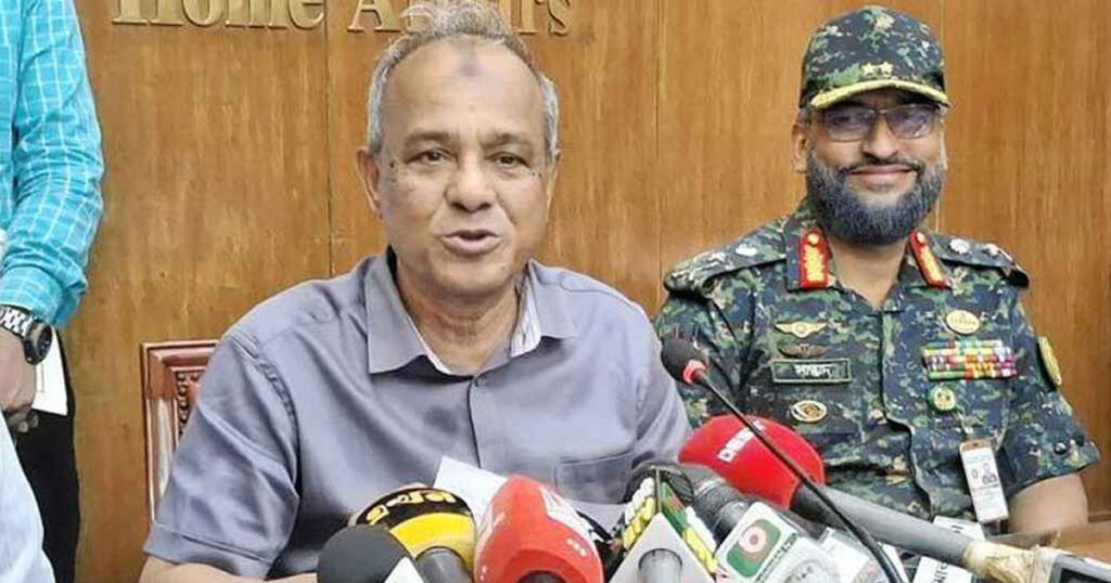 পুলিশের লুট হওয়া অস্ত্রের খোঁজ দিলেই মিলবে পুরস্কার: স্বরাষ্ট্র উপদেষ্টা