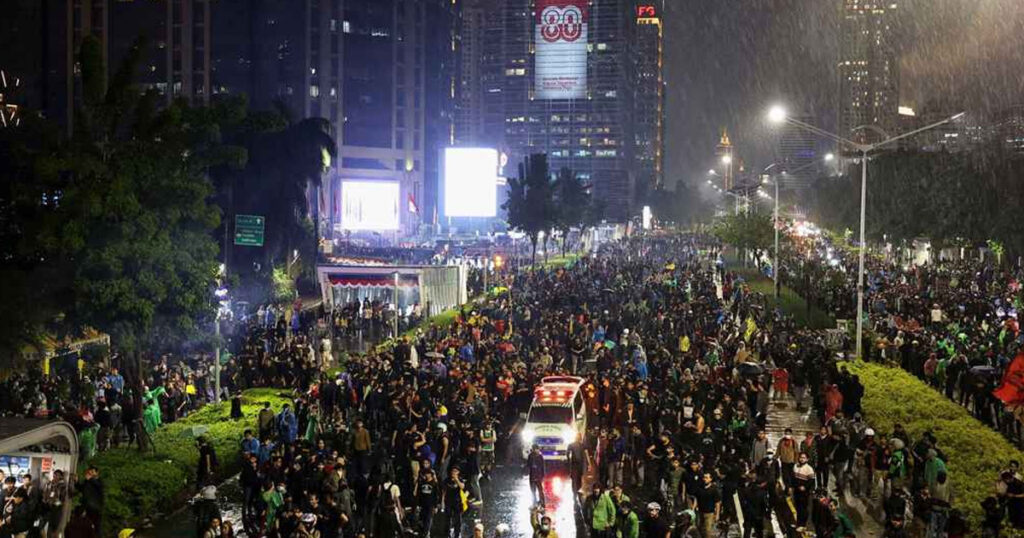 বিক্ষোভের আগুনে পুড়ল ইন্দোনেশিয়ার সংসদ ভবন, নিহত ৩ বিক্ষোভের আগুনে পুড়ল ইন্দোনেশিয়ার সংসদ ভবন, নিহত ৩