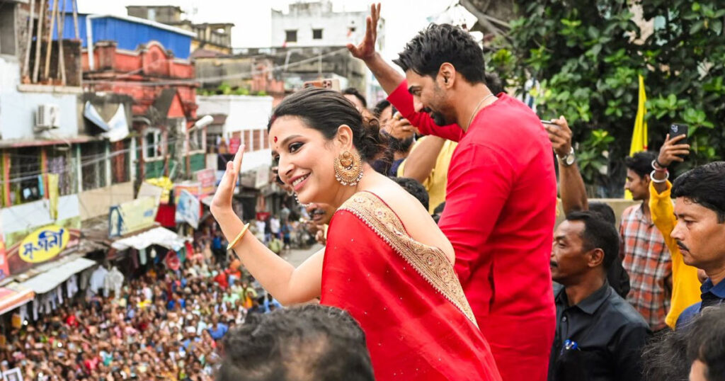 ভিড়ের মাঝে শুভশ্রীকে আগলে ধরলেন দেব