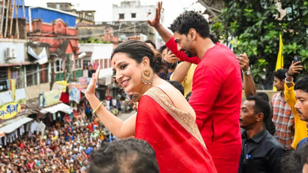 ভিড়ের মাঝে শুভশ্রীকে আগলে ধরলেন দেব